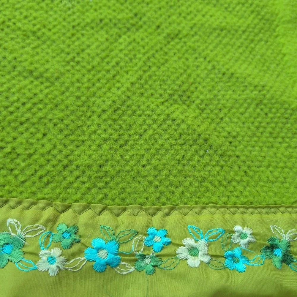 VTG SEARS POLYESTER WAFFLE WEAVE Green w  Flowers SATIN TRIM BLANKET Twin